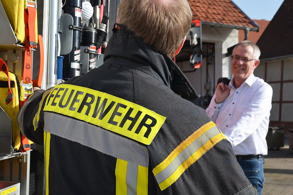 Thomas Brandes und ein Feuerwehrmann