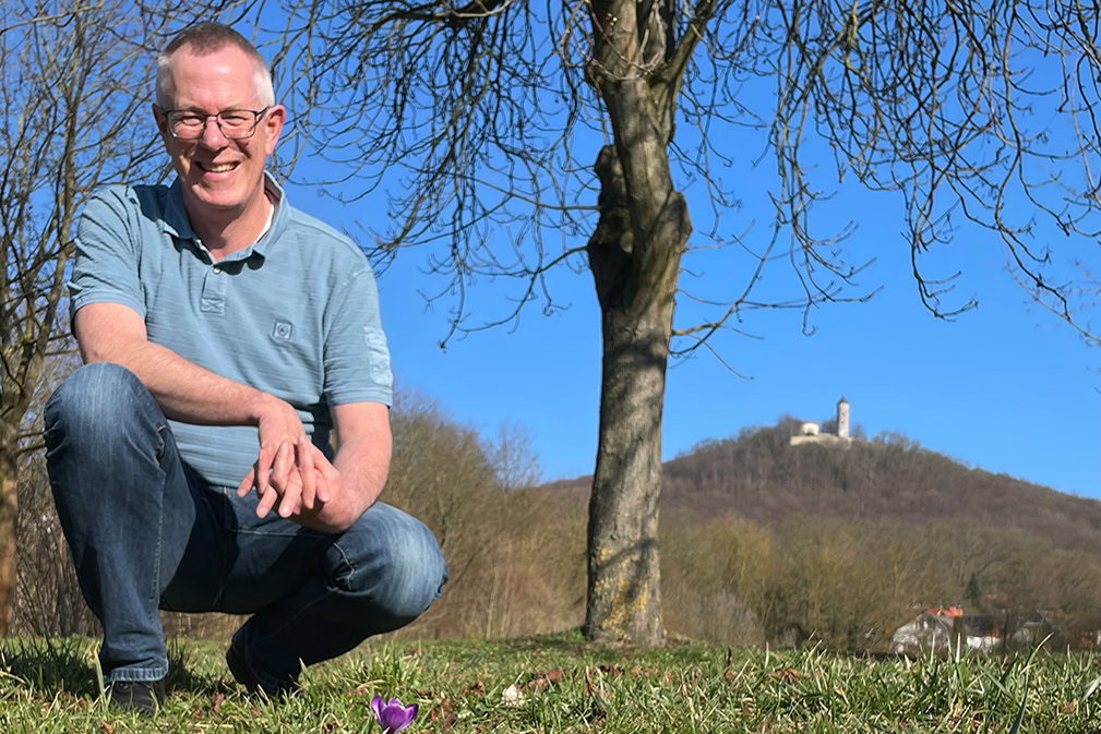 Thomas Brandes vor einer Wiese