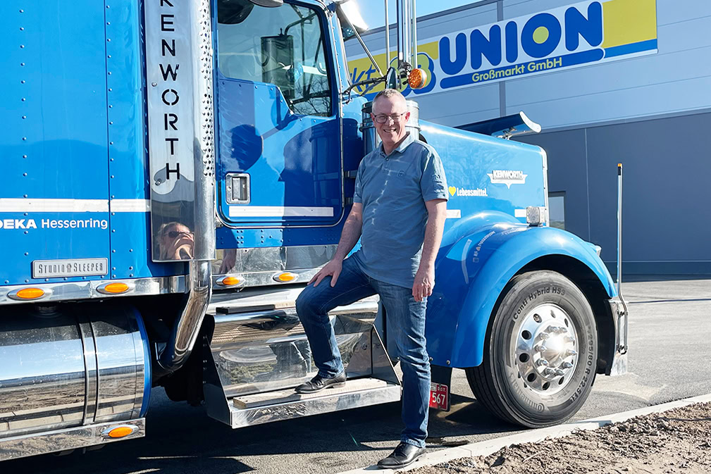 Thomas Brandes vor einem LKW